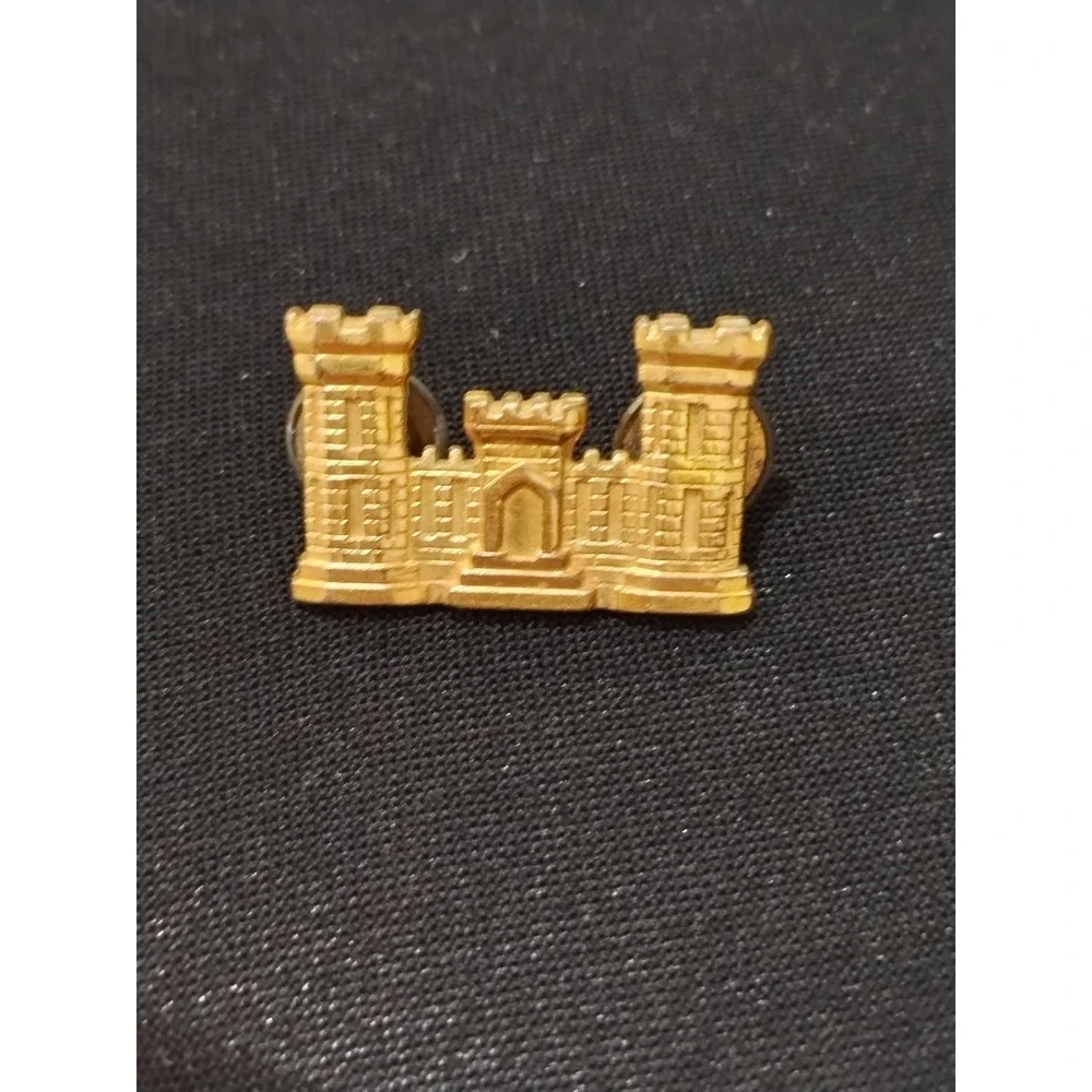 US Army Corps of Engineers Castle Insignia Pin Gold Tone Military Branch Logo